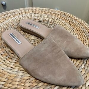 Chelsea & Violet Tan Mules Pointed Toe Slip-On